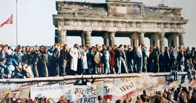West_and_East_Germans_at_the_Brandenburg_Gate_in_1989 (1) West_and_East_Germans_at_the_Brandenburg_Gate_in_1989 (1)